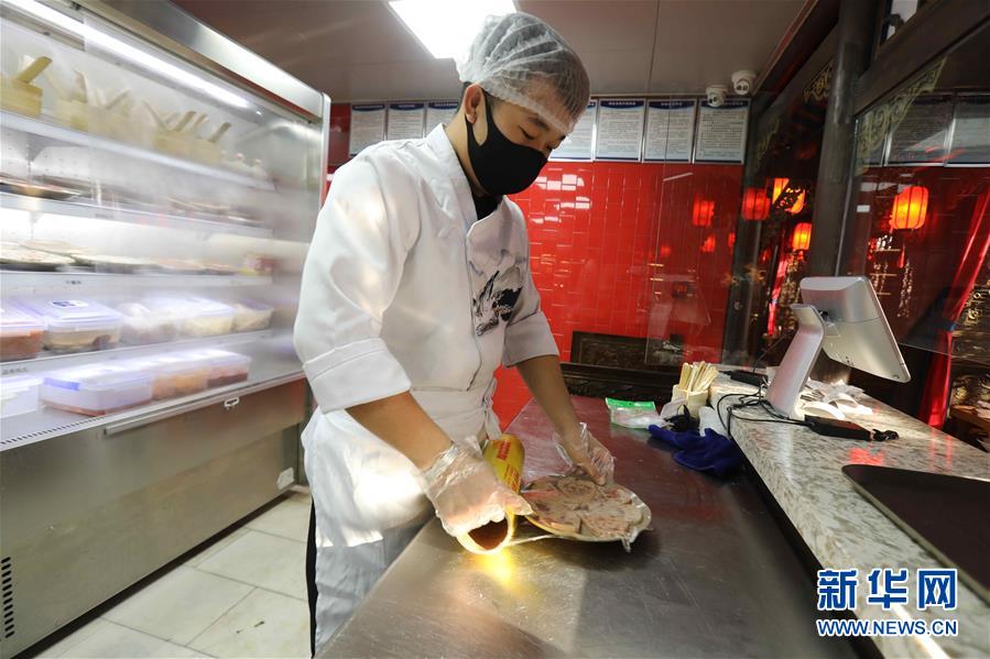 （圖文互動）（4）特寫：限人數(shù)、分餐吃、用公筷&mdash;&mdash;偏遠小城&ldquo;吃飯&rdquo;見聞