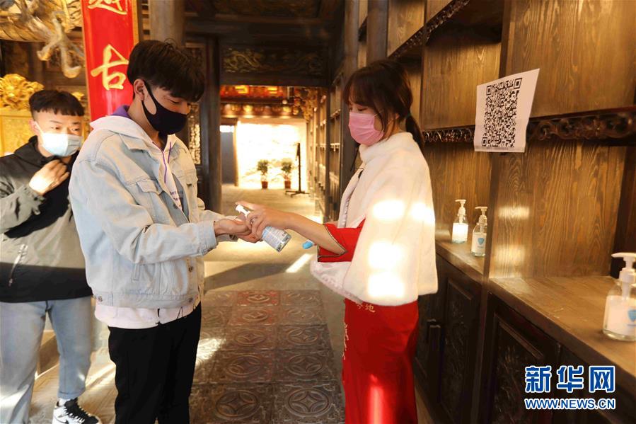 （圖文互動）（5）特寫：限人數(shù)、分餐吃、用公筷&mdash;&mdash;偏遠小城&ldquo;吃飯&rdquo;見聞