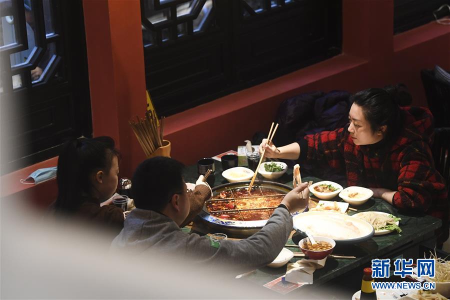 （聚焦復(fù)工復(fù)產(chǎn)&middot;圖文互動）（1）重慶兩江又飄火鍋香