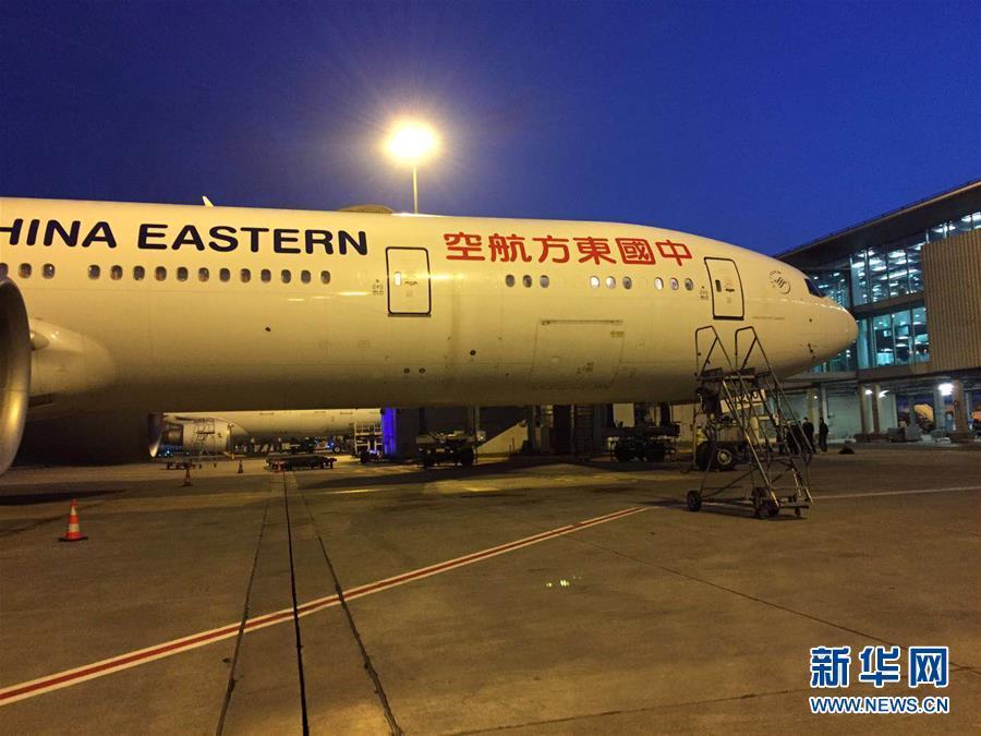 (國際疫情)(3)中國援法醫(yī)療物資運抵巴黎