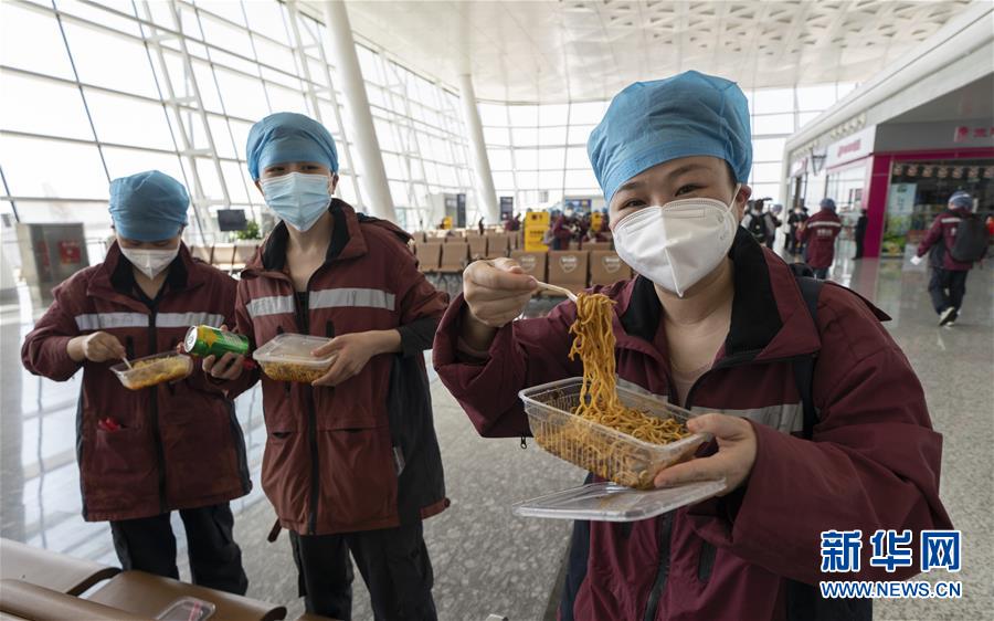 （新華全媒頭條&middot;圖文互動(dòng)）（13）最美逆行者，武漢永遠(yuǎn)記得你！&mdash;&mdash;首批援鄂醫(yī)療隊(duì)返程紀(jì)實(shí)