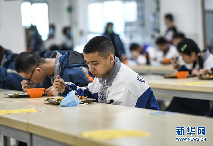 （圖文互動）（6）&ldquo;早&rdquo;安同學，&ldquo;早&rdquo;安老師！&mdash;&mdash;新疆初高中畢業(yè)班復課一周回訪見聞