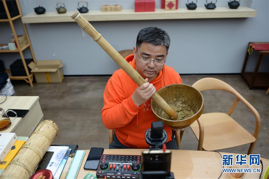 (中國(guó)經(jīng)濟(jì)新觀察·圖文互動(dòng))(2)“云端”上演新場(chǎng)景——新型消費(fèi)激活發(fā)展新動(dòng)能