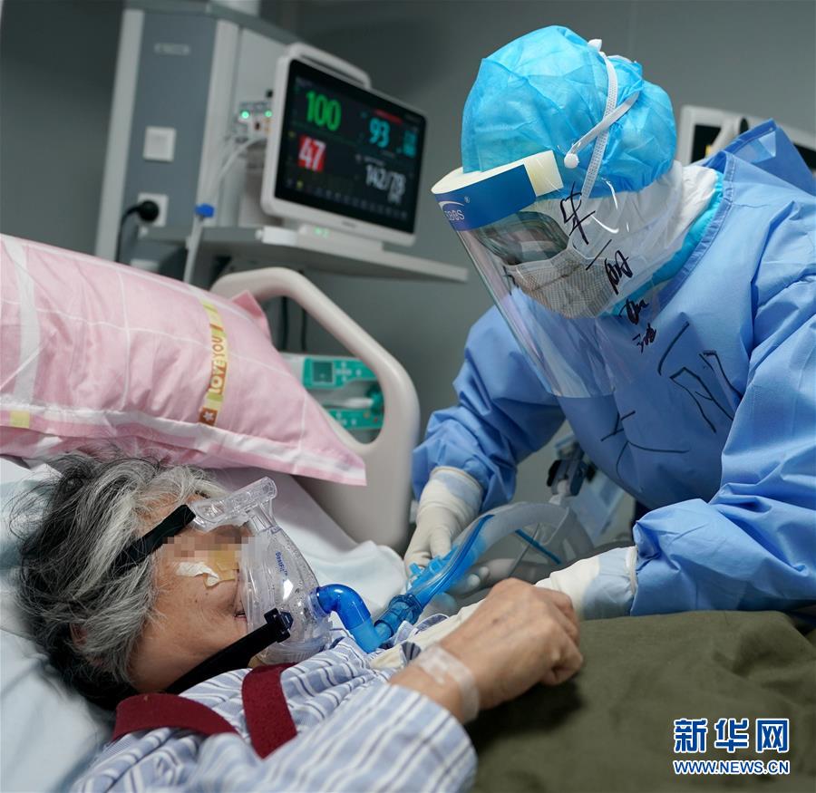 （新華全媒頭條&middot;圖文互動）（12）和時間拼速度 與死神搶生命&mdash;&mdash;火神山醫(yī)院重癥醫(yī)學一科里的&ldquo;生死戰(zhàn)&rdquo; 