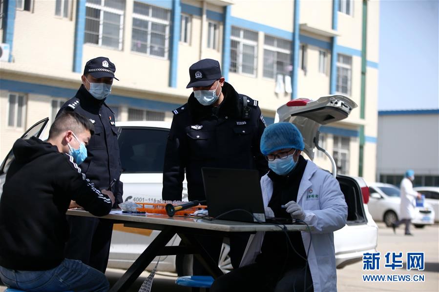 （習(xí)近平致敬的戰(zhàn)&ldquo;疫&rdquo;英雄&middot;公安干警篇&middot;圖文互動(dòng)）（3）他們，抗疫一線鑄警魂