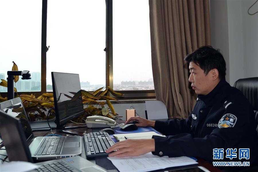 （習(xí)近平致敬的戰(zhàn)&ldquo;疫&rdquo;英雄&middot;公安干警篇&middot;圖文互動(dòng)）（8）他們，抗疫一線鑄警魂