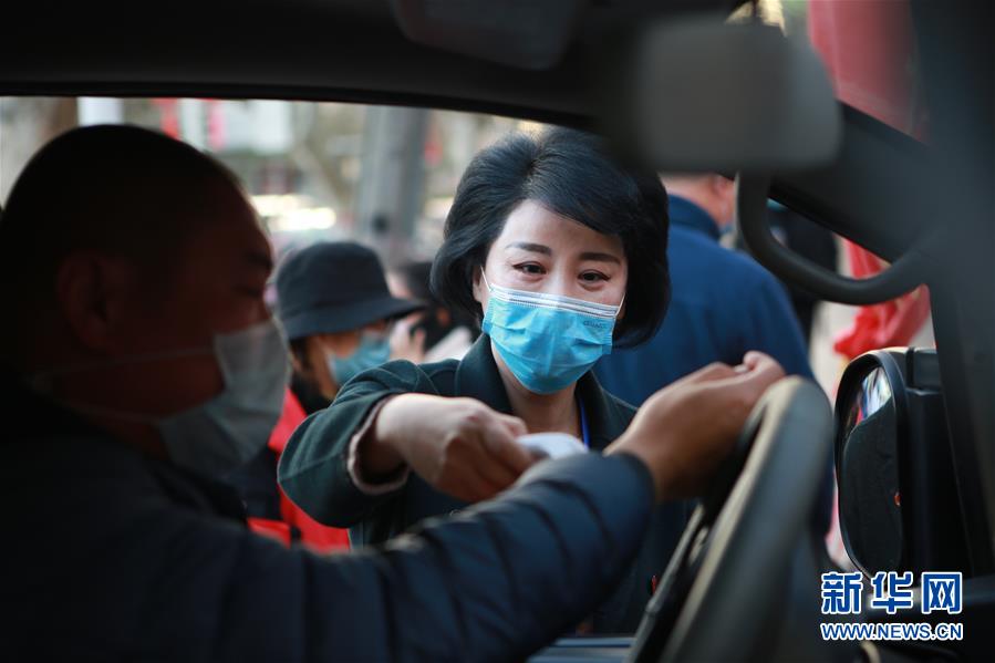 （習(xí)近平致敬的戰(zhàn)&ldquo;疫&rdquo;英雄&middot;下沉干部篇&middot;圖文互動）（2）他們，挺身而出守防線