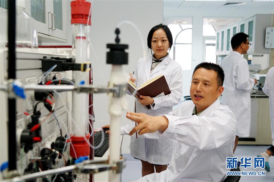 （習(xí)近平致敬的戰(zhàn)&ldquo;疫&rdquo;英雄&middot;科技工作者篇&middot;圖文互動）（2）他們，爭分奪秒與病魔較量