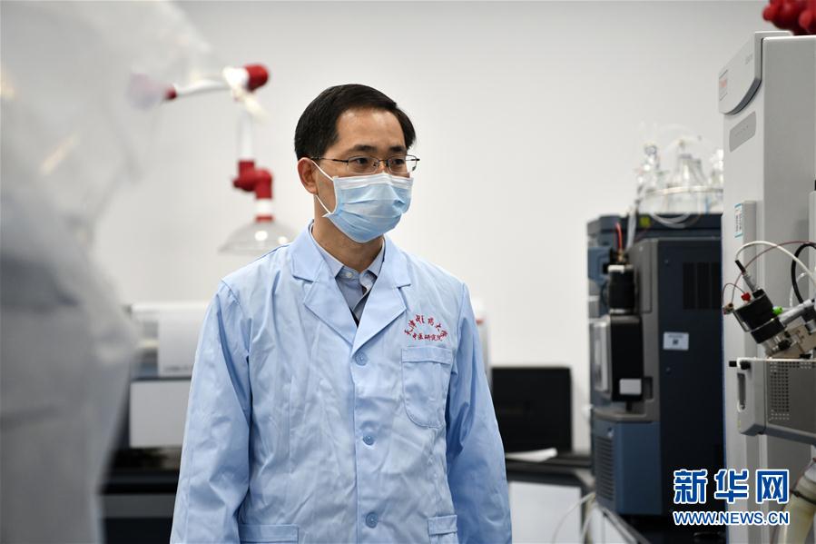 （習(xí)近平致敬的戰(zhàn)&ldquo;疫&rdquo;英雄&middot;科技工作者篇&middot;圖文互動）（6）他們，爭分奪秒與病魔較量