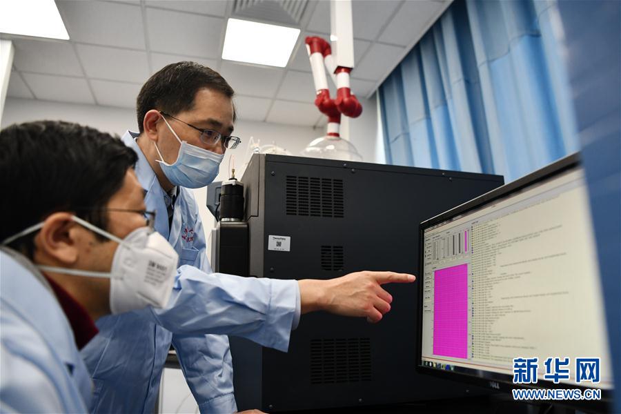 （習(xí)近平致敬的戰(zhàn)&ldquo;疫&rdquo;英雄&middot;科技工作者篇&middot;圖文互動）（7）他們，爭分奪秒與病魔較量