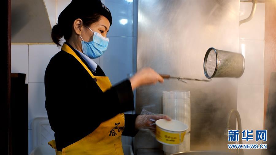 （新華全媒頭條&middot;習近平致敬的戰(zhàn)&ldquo;疫&rdquo;英雄&middot;武漢人民篇&middot;圖文互動）（15）壯哉，大武漢&mdash;&mdash;獻給英雄的武漢人民