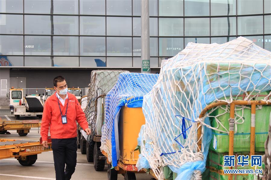 （一線抗疫群英譜&middot;圖文互動）機坪上，他為抗疫物資保駕護航