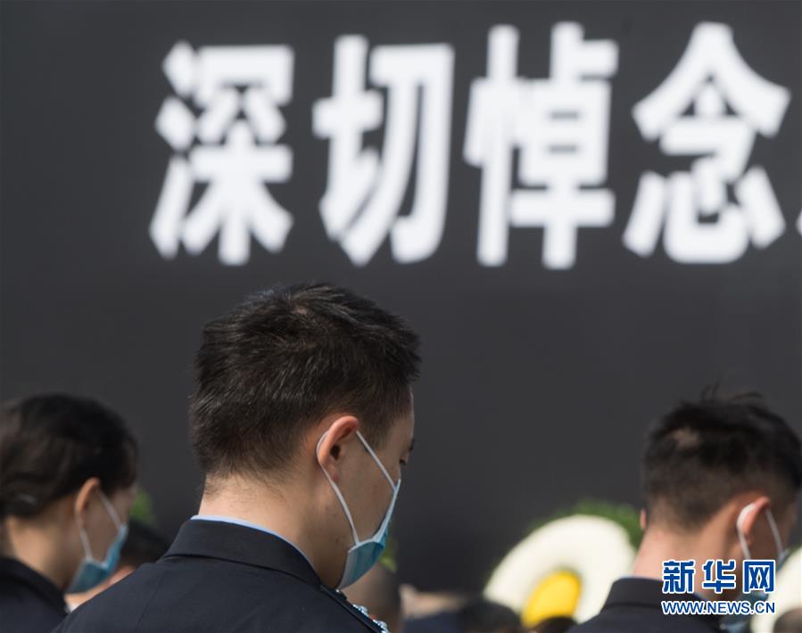 （新華全媒頭條&middot;圖文互動(dòng)）（4）舉國(guó)同悲 萬(wàn)眾同心&mdash;&mdash;全國(guó)各地悼念新冠肺炎疫情犧牲烈士和逝世同胞側(cè)記