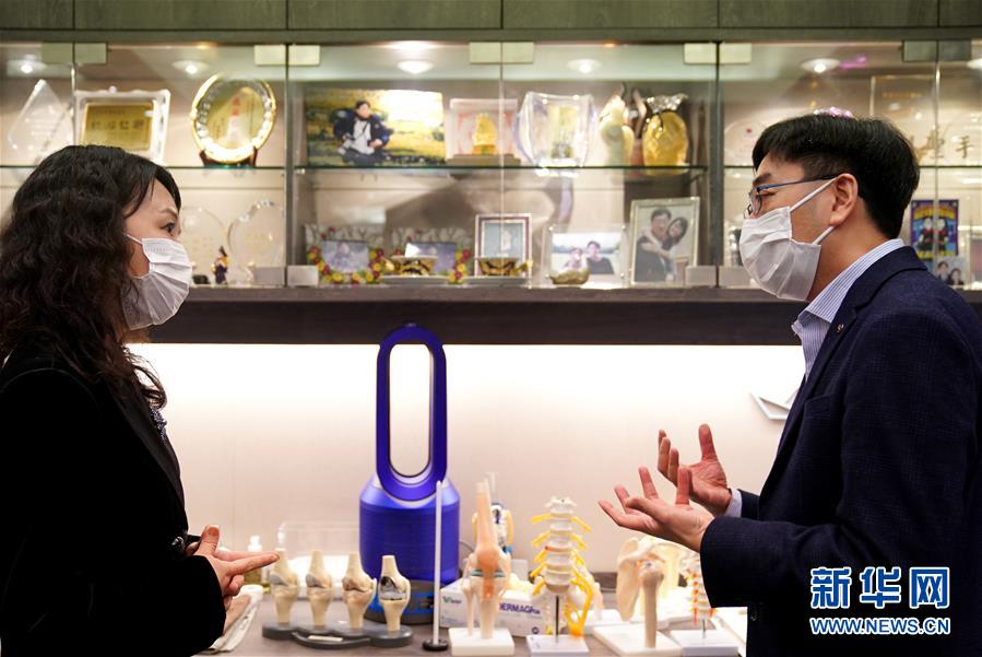 （香港故事&middot;圖文互動(dòng)）（2）從&ldquo;非典&rdquo;到新冠，一位香港醫(yī)生親歷的兩次抗疫