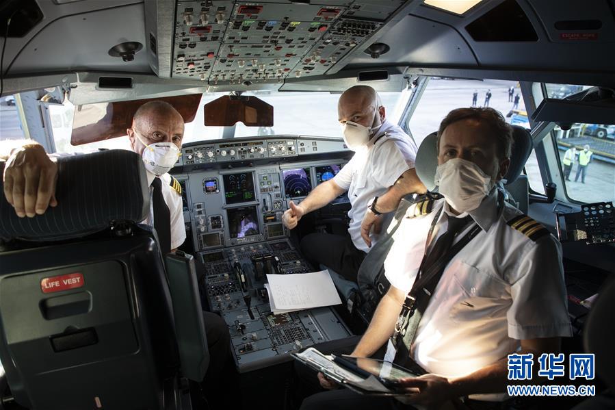 (圖文互動(dòng)·國(guó)際疫情)(3)通訊:3.8萬(wàn)公里的航程 跨越大洋的情誼——記阿根廷從中國(guó)運(yùn)載防疫物資