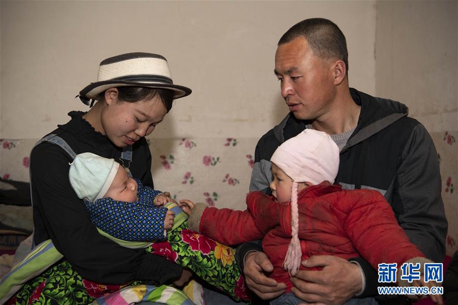 (新華全媒頭條·圖文互動(dòng))(2)春天里的5個(gè)“戰(zhàn)貧”瞬間——習(xí)近平總書(shū)記關(guān)于脫貧攻堅(jiān)決策部署指引攻克最后的深貧堡壘