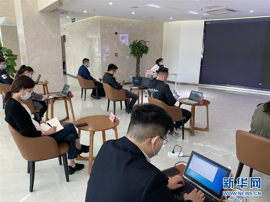 （聚焦復(fù)工復(fù)產(chǎn)&middot;圖文互動）（1）招聘&ldquo;不見面&rdquo; 溝通&ldquo;屏對屏&rdquo;&mdash;&mdash;江蘇徐州&ldquo;云招聘&rdquo;助力企業(yè)復(fù)工達產(chǎn)