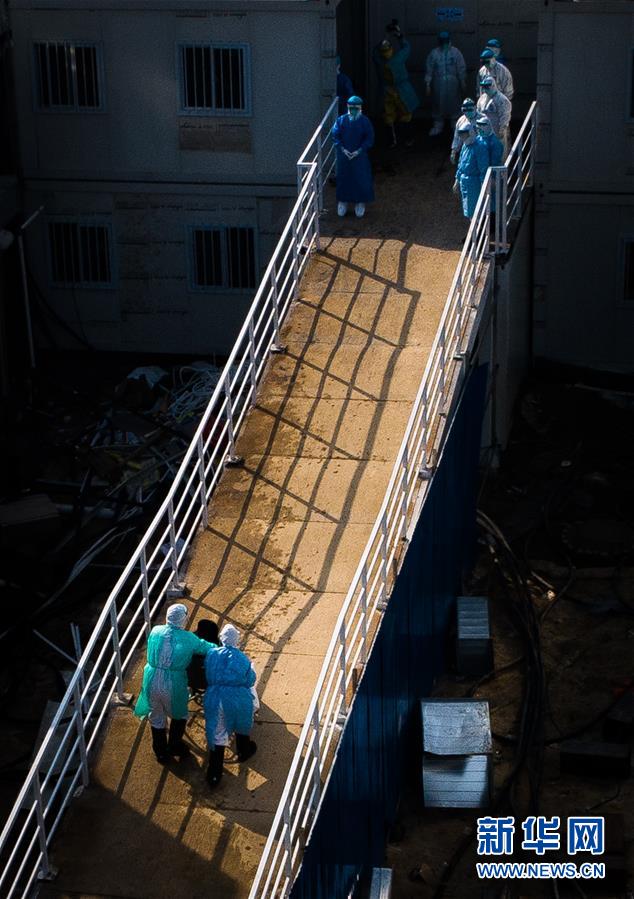 （聚焦疫情防控&middot;圖文互動(dòng)）（10）分秒必爭(zhēng)！一切為了治病救人&mdash;&mdash;中國(guó)抗疫生命至上的生動(dòng)實(shí)踐