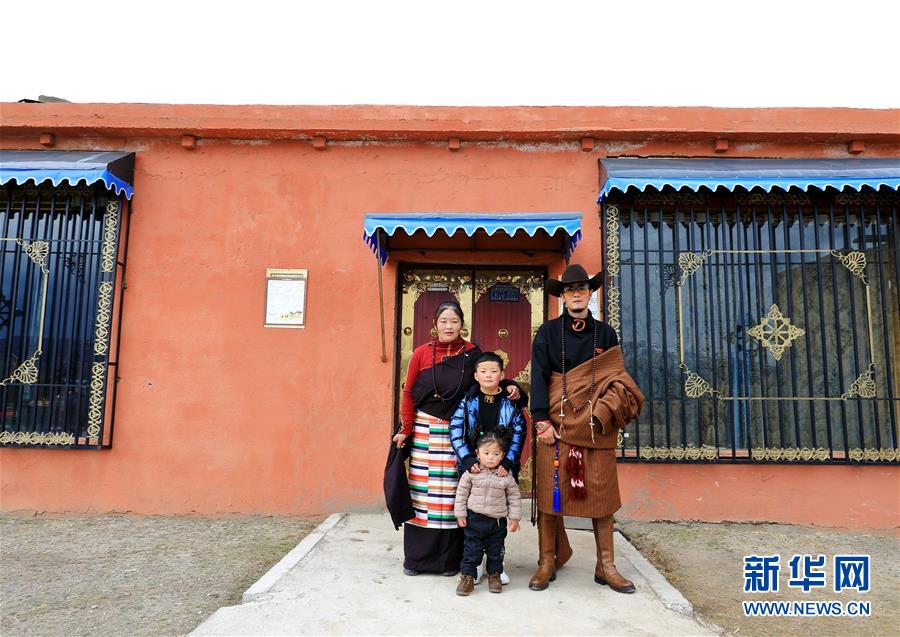 （決戰(zhàn)決勝脫貧攻堅(jiān)&middot;圖文互動(dòng)）藏鄉(xiāng)&ldquo;全家福&rdquo;定格脫貧幸福