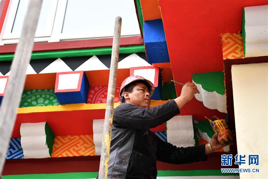 （圖文互動(dòng)）（3）康巴漢子巧手&ldquo;畫&rdquo;出致富路