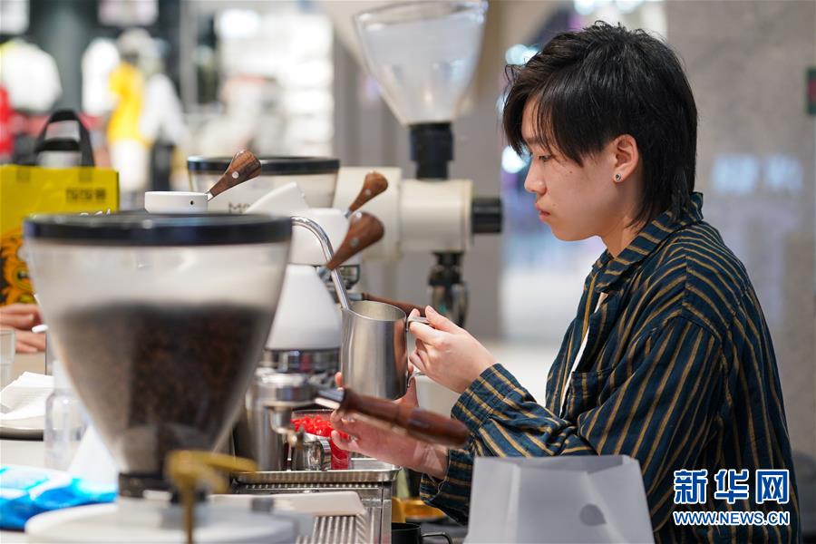 （圖文互動(dòng)）（2）&ldquo;觸網(wǎng)&rdquo;直播間 引領(lǐng)&ldquo;小眾圈&rdquo;&mdash;&mdash;新興職業(yè)青年的初心與匠心