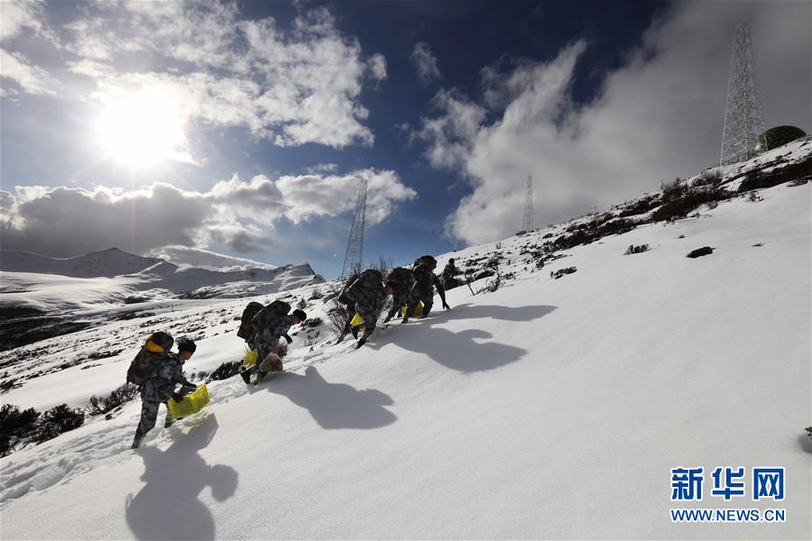 （圖文互動）（1）特寫：山再高，也要把給養(yǎng)送上去！