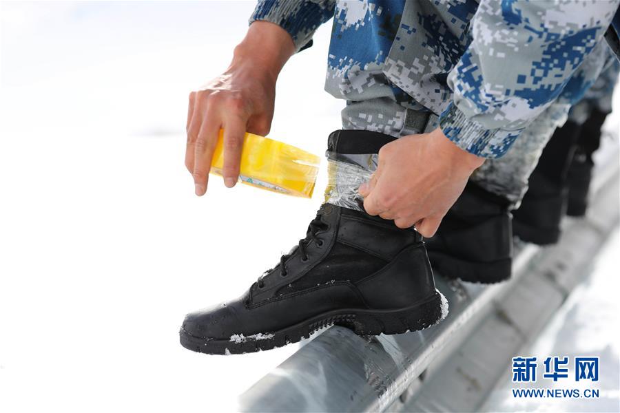 （圖文互動）（2）特寫：山再高，也要把給養(yǎng)送上去！