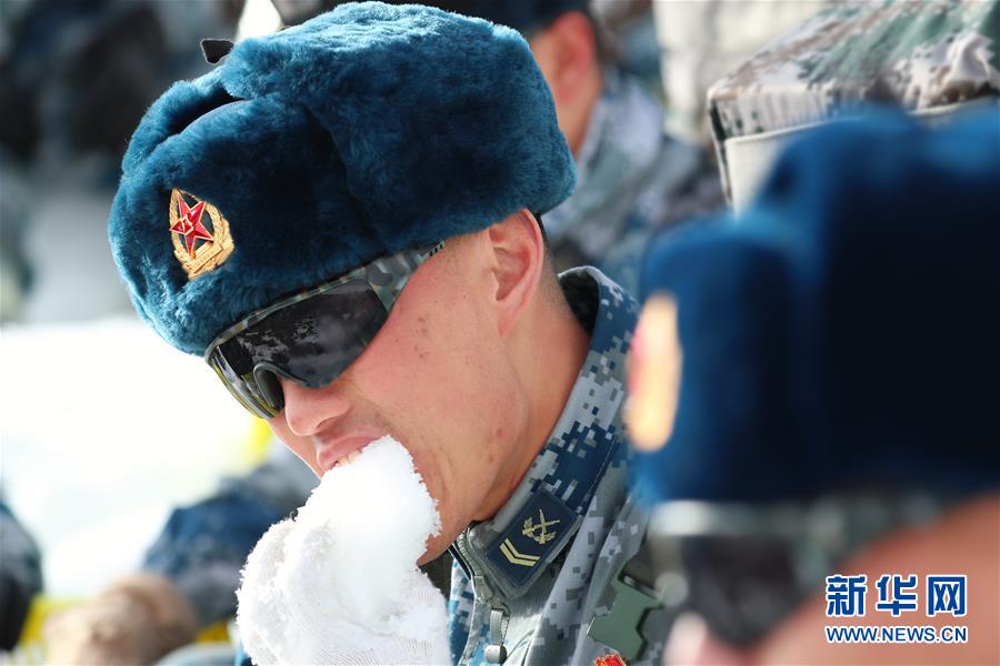 （圖文互動）（3）特寫：山再高，也要把給養(yǎng)送上去！