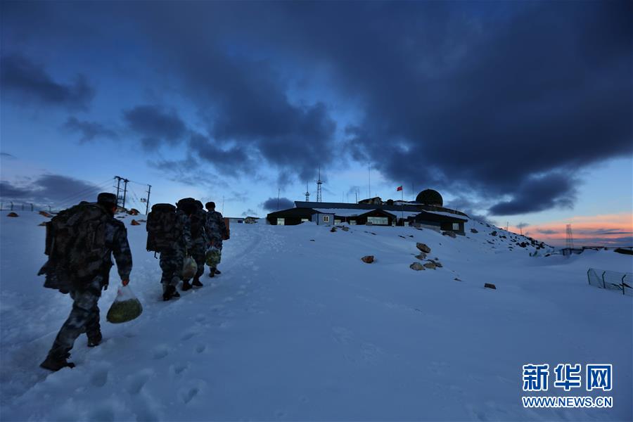 （圖文互動）（5）特寫：山再高，也要把給養(yǎng)送上去！