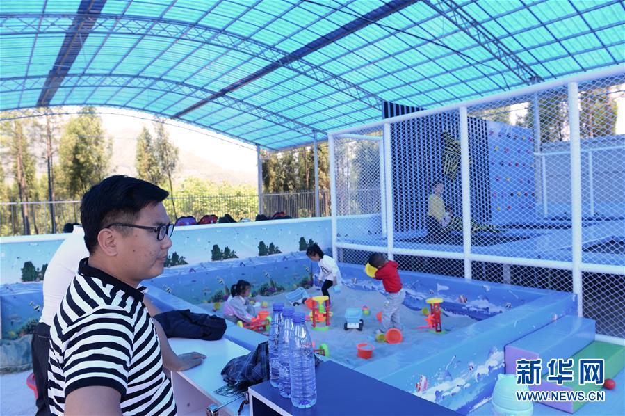 （決戰(zhàn)決勝脫貧攻堅&middot;圖文互動）（4）理發(fā)師&ldquo;修剪&rdquo;鄉(xiāng)村游一團亂麻