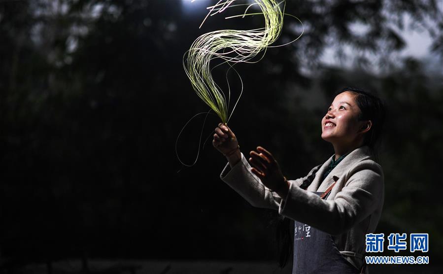 (代表委員履職·圖文互動)(1)“90后”非遺傳承人楊昌芹:讓傳統(tǒng)文化為鄉(xiāng)村振興注入“靈魂”