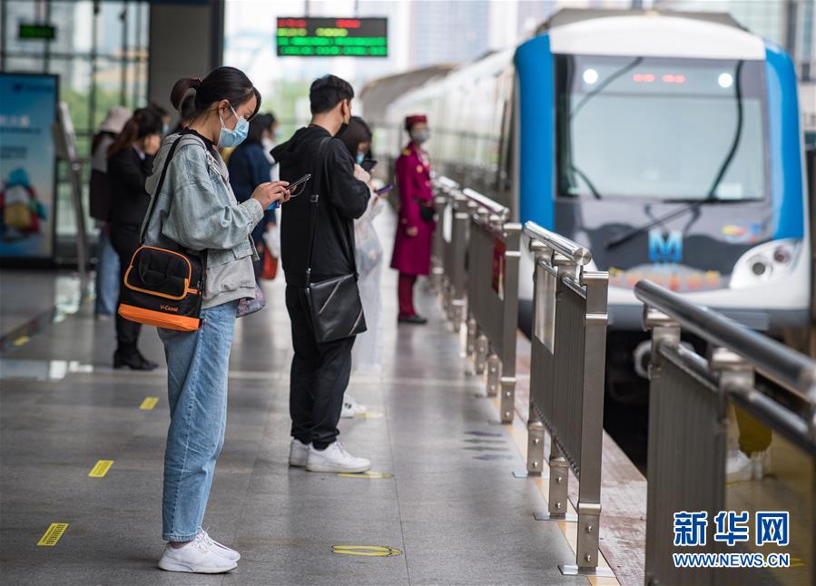 (在習近平新時代中國特色社會主義思想指引下——新時代新作為新篇章·習近平總書記關切事·圖文互動)(4)疫情防控不減壓 復工復產(chǎn)正加速——武漢“解封”滿月觀察