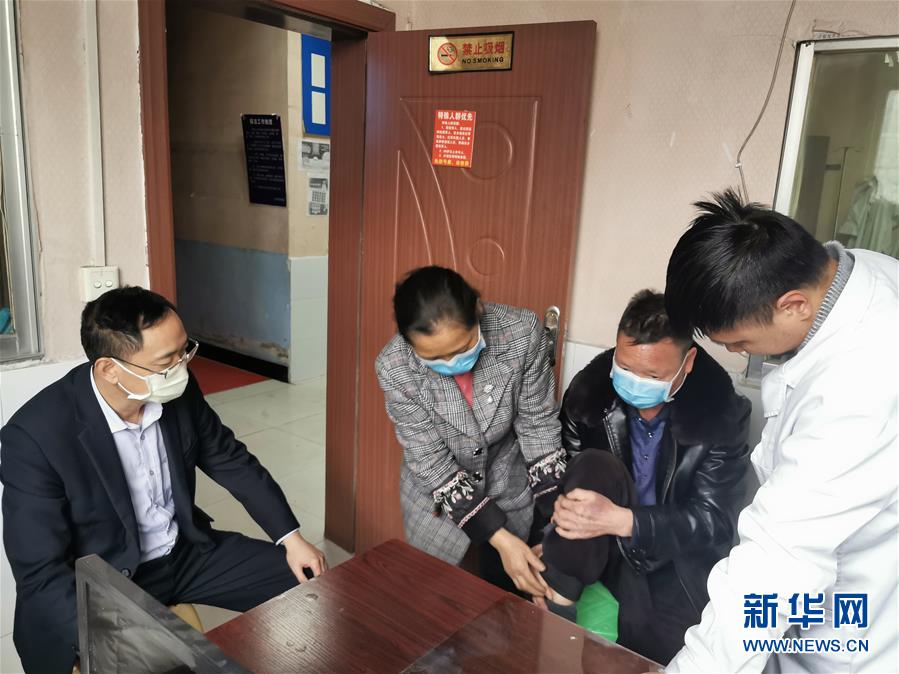 （在習近平新時代中國特色社會主義思想指引下&mdash;&mdash;新時代新作為新篇章&middot;習近平總書記關切事&middot;圖文互動）（8）增強困難群眾對疫情影響的抵抗力