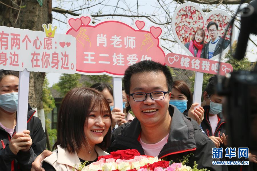 （新華全媒頭條&middot;圖文互動(dòng)）（12）&ldquo;我看不見(jiàn)你的樣子，但我知道你是誰(shuí)&rdquo;&mdash;&mdash;寫(xiě)在國(guó)際護(hù)士節(jié)來(lái)臨之際