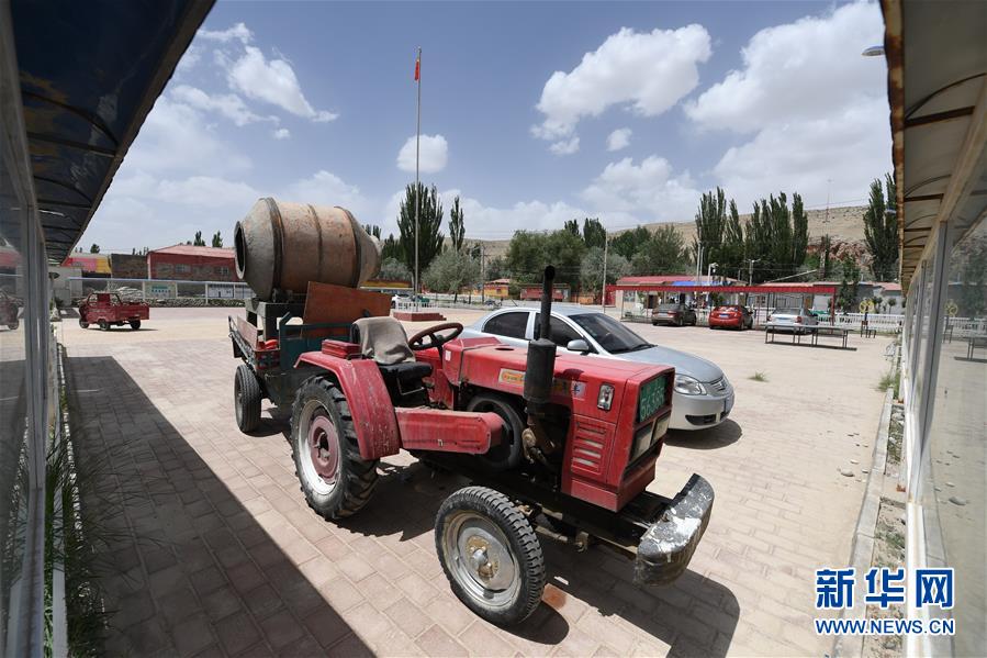 （決戰(zhàn)決勝脫貧攻堅(jiān)&middot;聚焦三區(qū)三州&middot;圖文互動(dòng)）（4）昆侖山村建起停車場(chǎng)