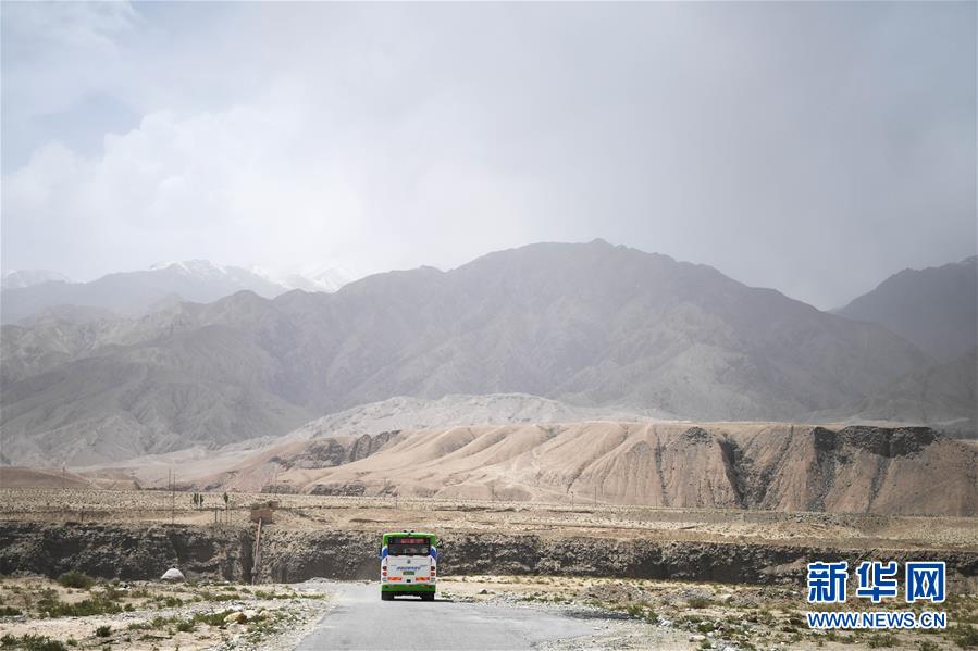 （決戰(zhàn)決勝脫貧攻堅(jiān)&middot;聚焦三區(qū)三州&middot;圖文互動(dòng)）（2）昆侖山村建起停車場(chǎng)