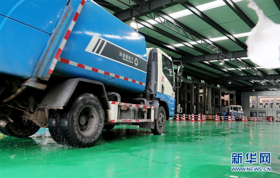 （新華全媒頭條&middot;圖文互動）（2）演繹新時尚 答好治理卷&mdash;&mdash;上海實(shí)施垃圾分類效果追蹤