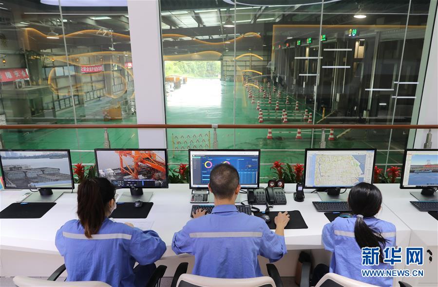 （新華全媒頭條&middot;圖文互動）（12）演繹新時尚 答好治理卷&mdash;&mdash;上海實(shí)施垃圾分類效果追蹤