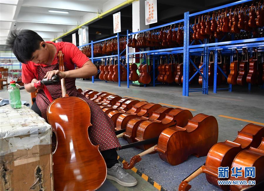 （走向我們的小康生活&middot;圖文互動(dòng)）（1）放下鋤頭，卻撥動(dòng)命運(yùn)的琴弦