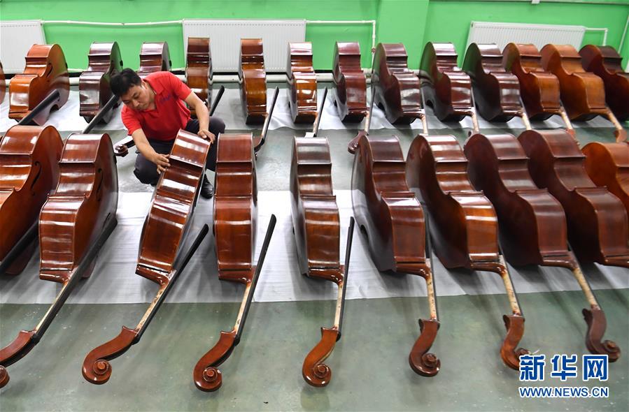 （走向我們的小康生活&middot;圖文互動(dòng)）（2）放下鋤頭，卻撥動(dòng)命運(yùn)的琴弦