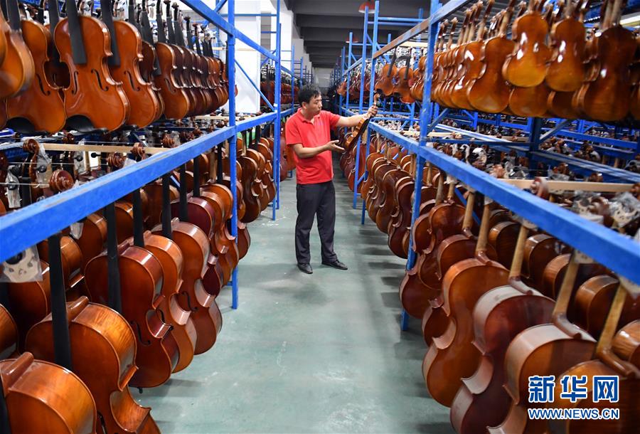 （走向我們的小康生活&middot;圖文互動(dòng)）（3）放下鋤頭，卻撥動(dòng)命運(yùn)的琴弦