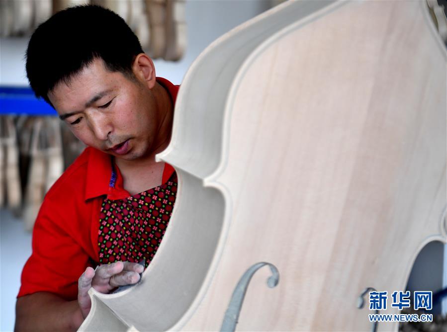 （走向我們的小康生活&middot;圖文互動(dòng)）（4）放下鋤頭，卻撥動(dòng)命運(yùn)的琴弦