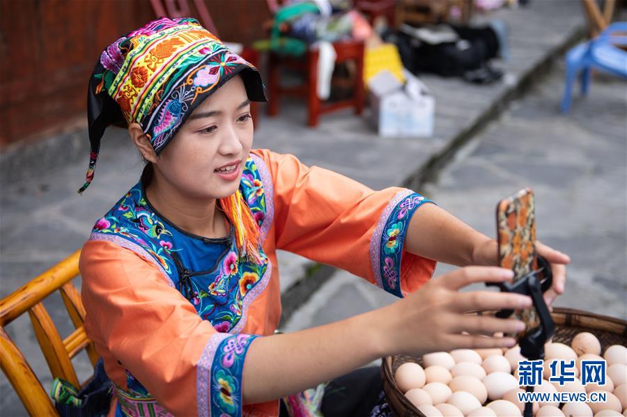 （新華全媒頭條&middot;走向我們的小康生活&middot;圖文互動）（6）那山，那人，那苗寨&mdash;&mdash;十八洞村三代人的奮斗史