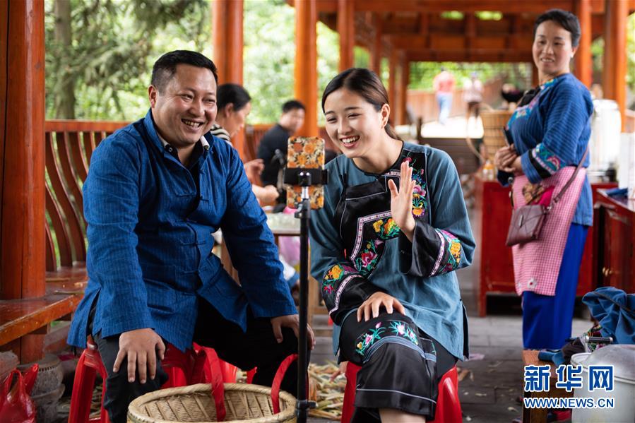 （新華全媒頭條&middot;走向我們的小康生活&middot;圖文互動）（10）那山，那人，那苗寨&mdash;&mdash;十八洞村三代人的奮斗史