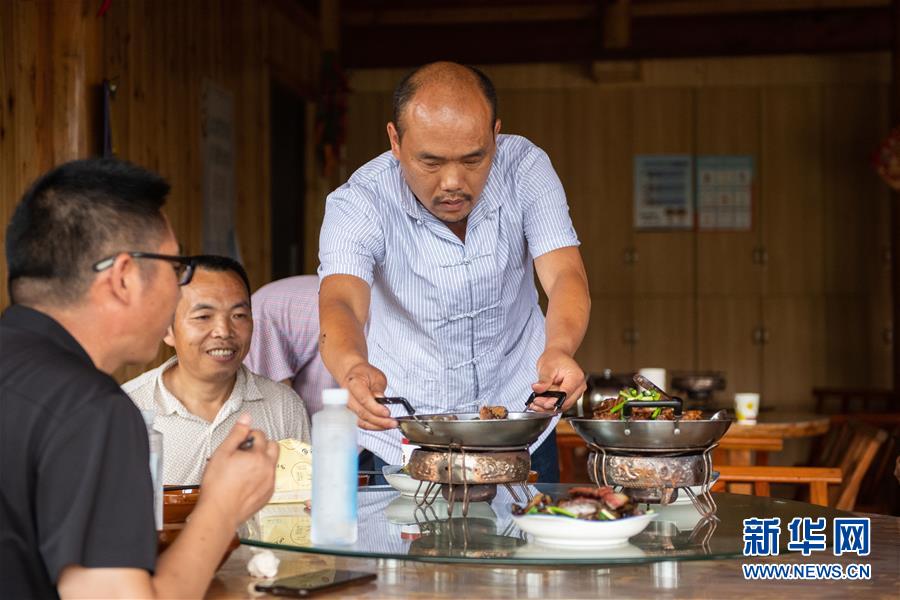 （新華全媒頭條&middot;走向我們的小康生活&middot;圖文互動）（9）那山，那人，那苗寨&mdash;&mdash;十八洞村三代人的奮斗史