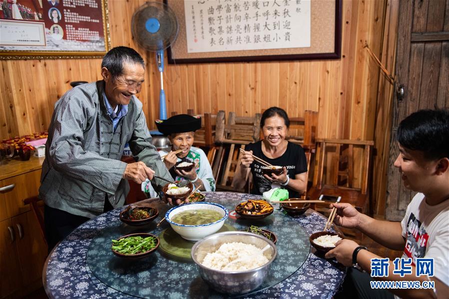 （新華全媒頭條&middot;走向我們的小康生活&middot;圖文互動）（2）那山，那人，那苗寨&mdash;&mdash;十八洞村三代人的奮斗史