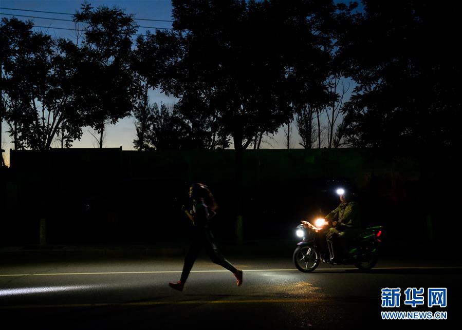 （體育&middot;圖文互動）（3）父愛如燈  伴我奔跑