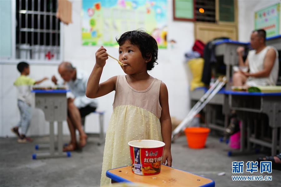 （在習(xí)近平新時(shí)代中國(guó)特色社會(huì)主義思想指引下&mdash;&mdash;新時(shí)代新作為新篇章&middot;習(xí)近平總書(shū)記關(guān)切事&middot;圖文互動(dòng)）（1）遮風(fēng)雨 送安穩(wěn)&mdash;&mdash;受災(zāi)群眾轉(zhuǎn)移安置中的暖心故事
