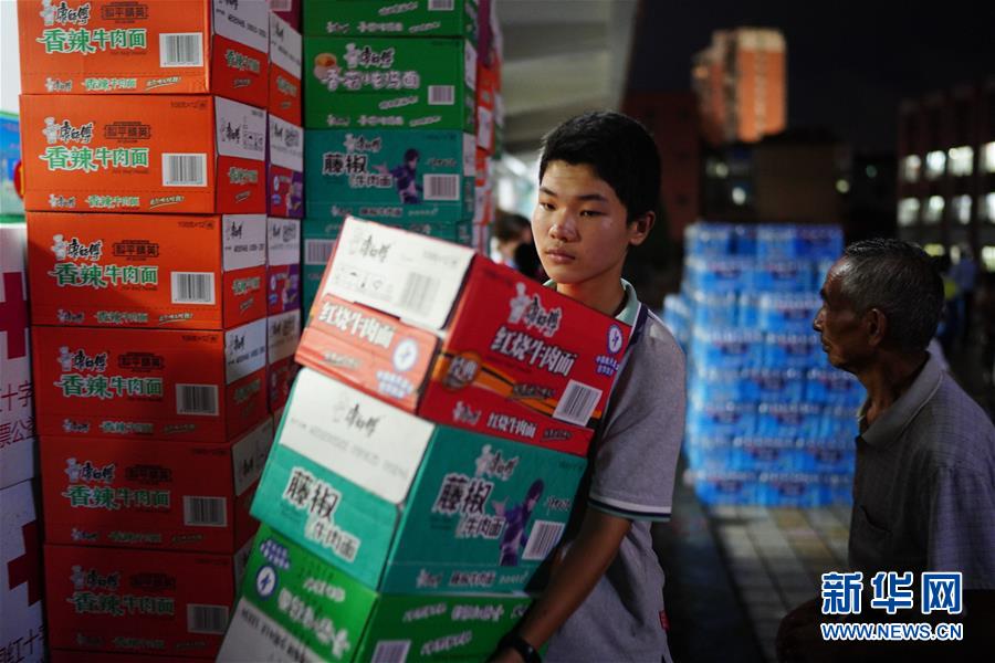 （在習(xí)近平新時(shí)代中國(guó)特色社會(huì)主義思想指引下&mdash;&mdash;新時(shí)代新作為新篇章&middot;習(xí)近平總書(shū)記關(guān)切事&middot;圖文互動(dòng)）（2）遮風(fēng)雨 送安穩(wěn)&mdash;&mdash;受災(zāi)群眾轉(zhuǎn)移安置中的暖心故事