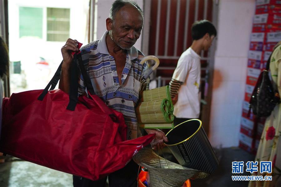 （在習(xí)近平新時(shí)代中國(guó)特色社會(huì)主義思想指引下&mdash;&mdash;新時(shí)代新作為新篇章&middot;習(xí)近平總書(shū)記關(guān)切事&middot;圖文互動(dòng)）（3）遮風(fēng)雨 送安穩(wěn)&mdash;&mdash;受災(zāi)群眾轉(zhuǎn)移安置中的暖心故事